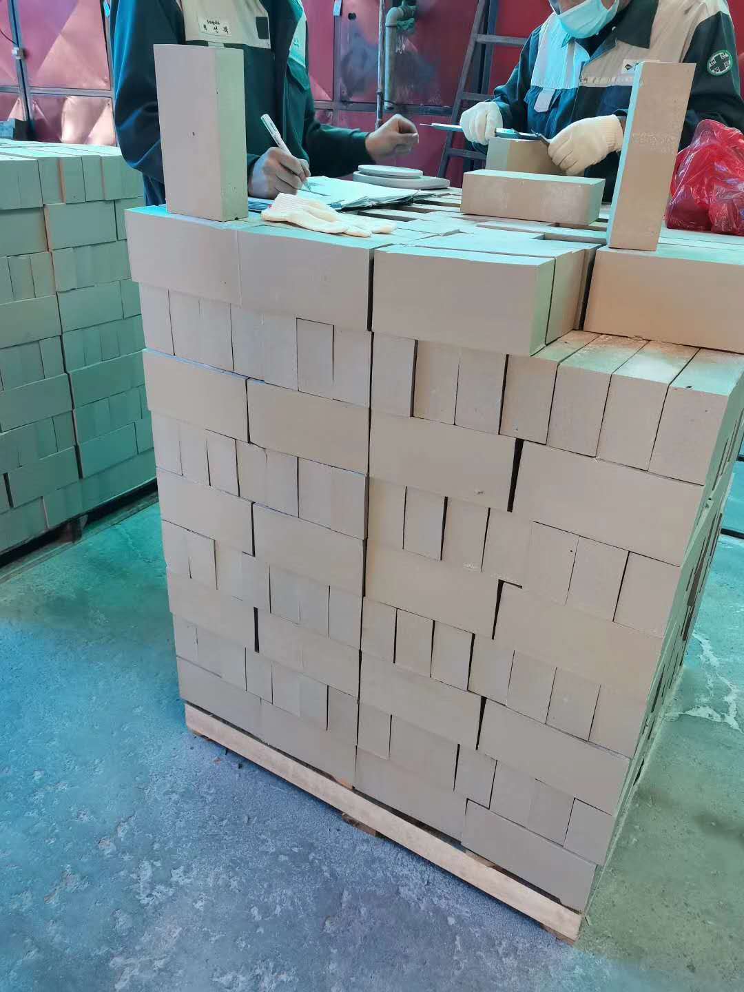 65厚耐酸磚今年處于一直是缺貨狀態(tài)，而且價格高，那么為什么會出現(xiàn)這種情況